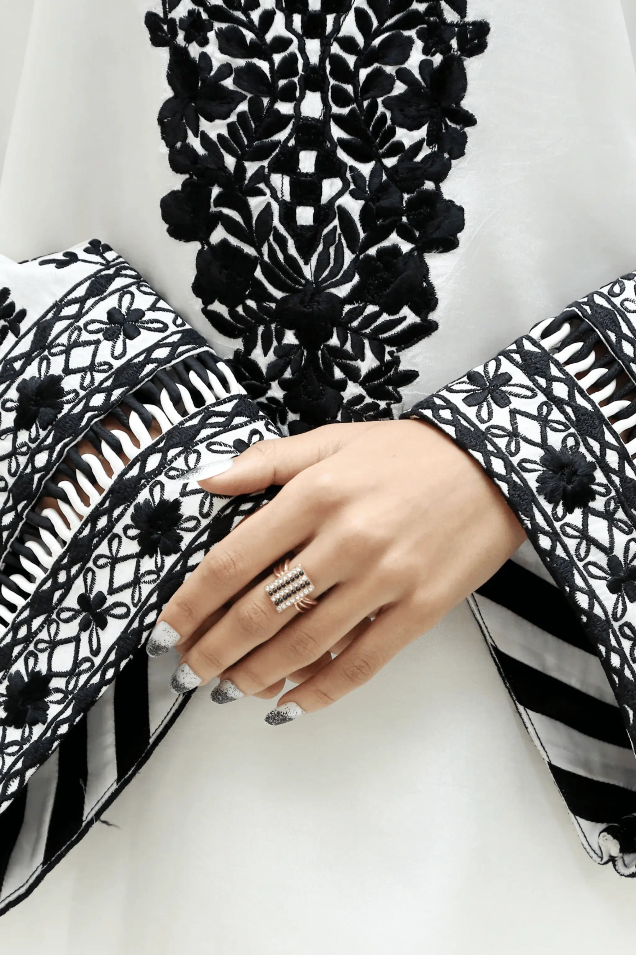 Black & white 3-piece embroidered dress for festive occasions – AOI