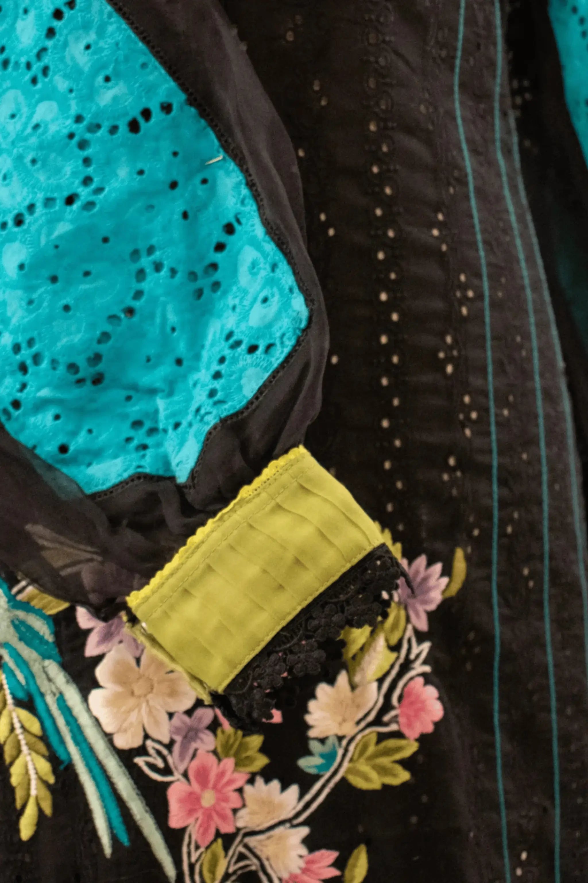 Straight Chickenkari shirt with lace buttons and teal sleeves