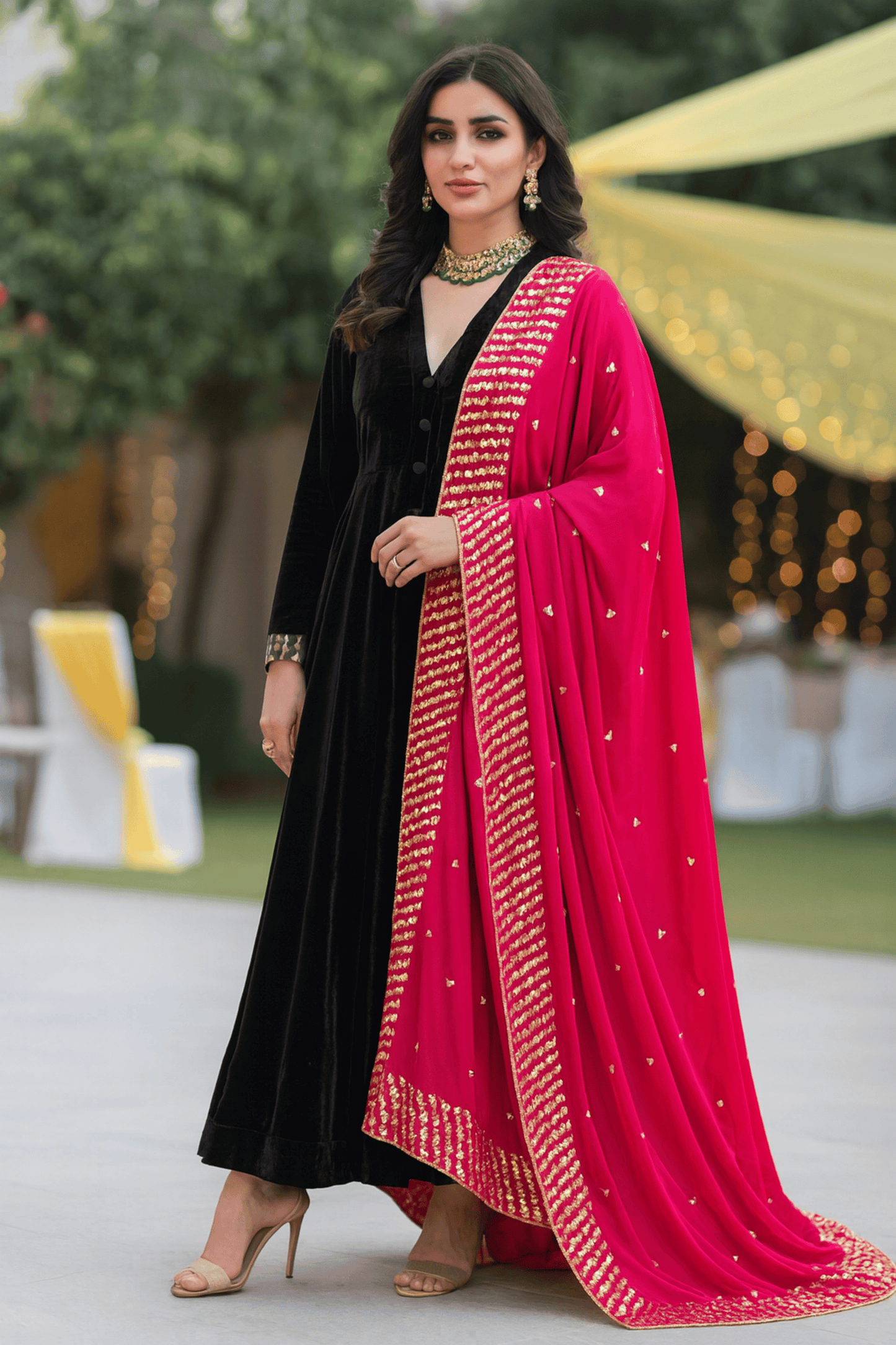 Mehrnaz – border detailing of red velvet dupatta