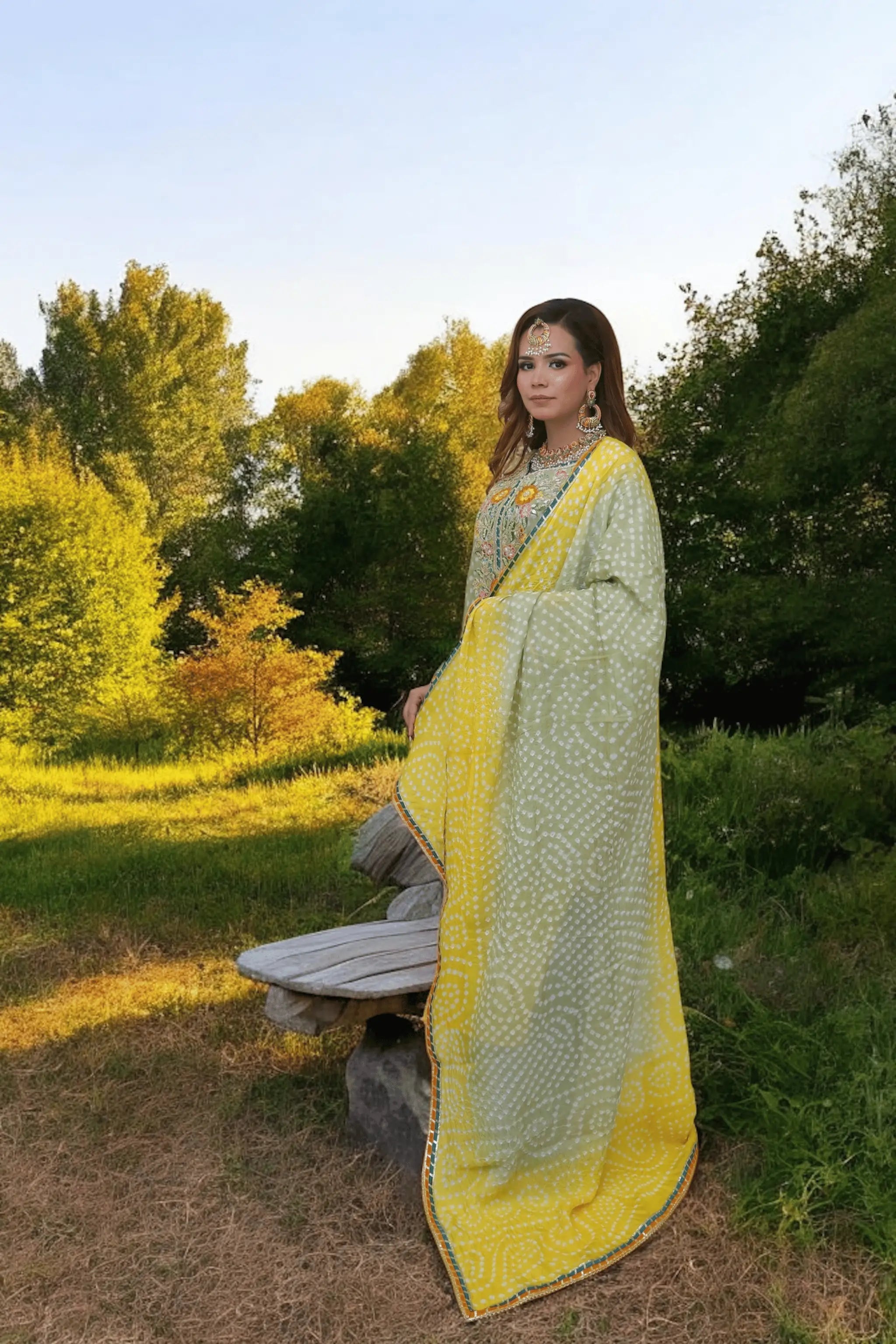 Dupatta with lace and four-sided gotta finishing.