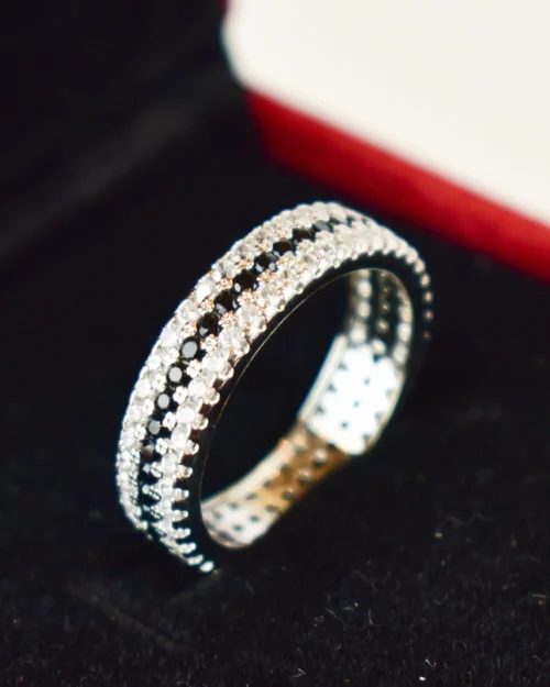 Thin Middle Circle Stony Ring
